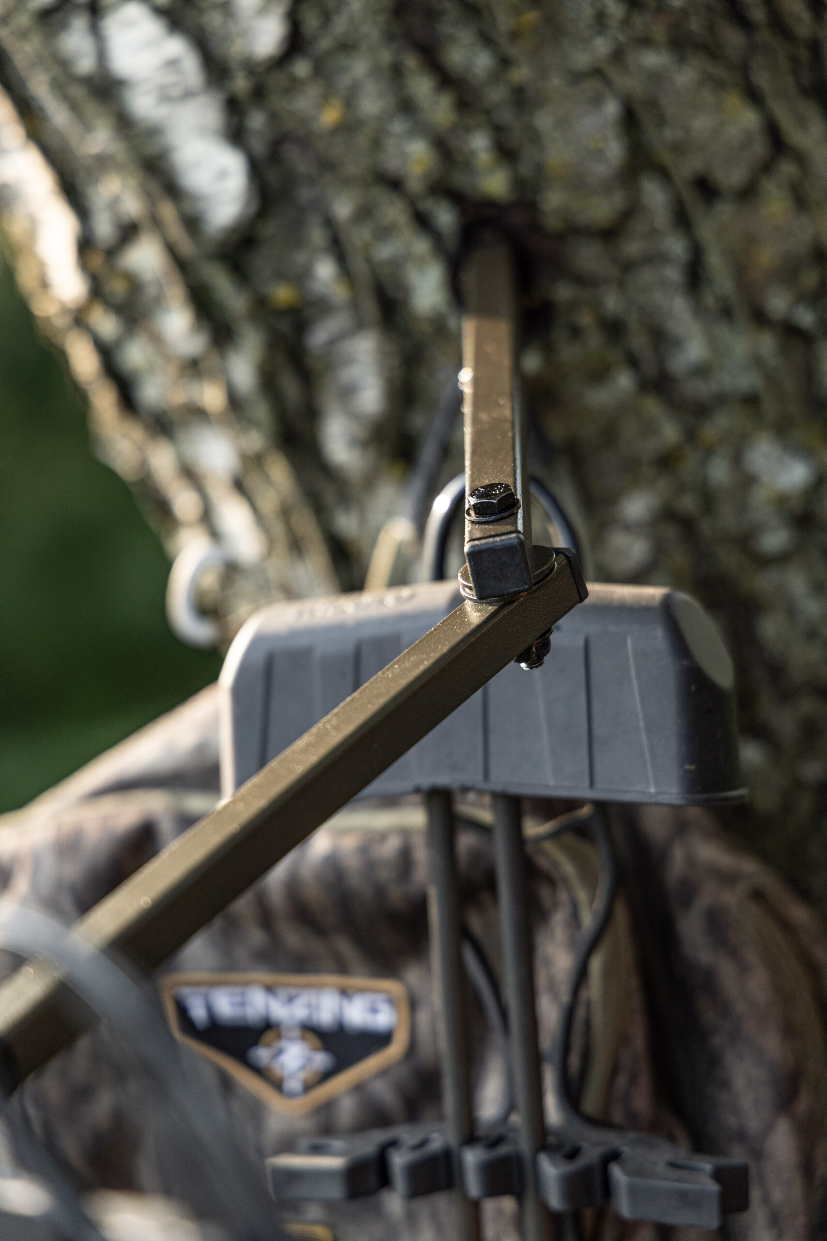 HME Folding Bow Hanger (HME-FBH-3) -F3005 Folding Bow Hanger